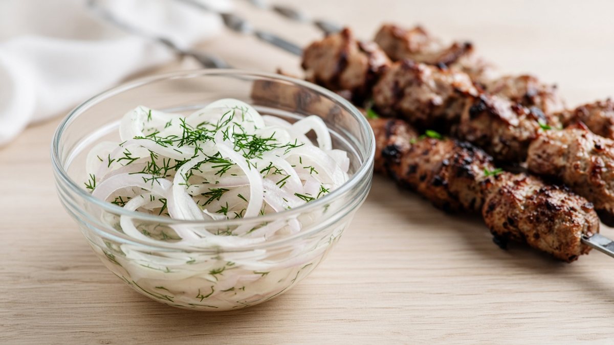 Маринованный лук к шашлыку — 3 хрустящих варианта