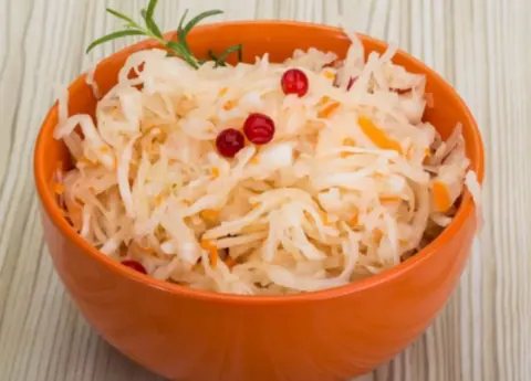 Классическая квашеная капуста с морковью в собственном соку