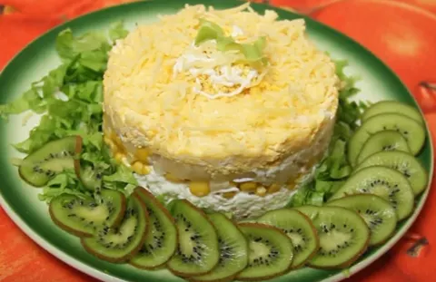 Салат с курицей и ананасами, сыром и кукурузой