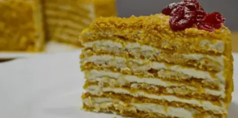 Медовик со сметанно-сливочным кремом — пошаговый рецепт