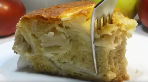 Пышная шарлотка с яблоками — 14 вкусных рецептов в духовке и мультиварке