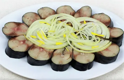 Очень вкусная скумбрия, соленая в домашних условиях: 9 простых рецептов