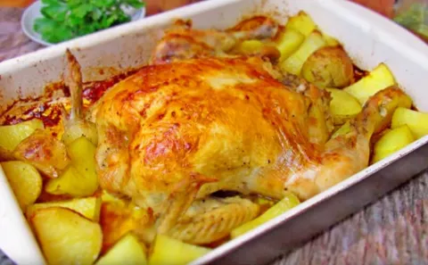 Курица с картошкой в духовке — 13 самых вкусных рецептов запекания