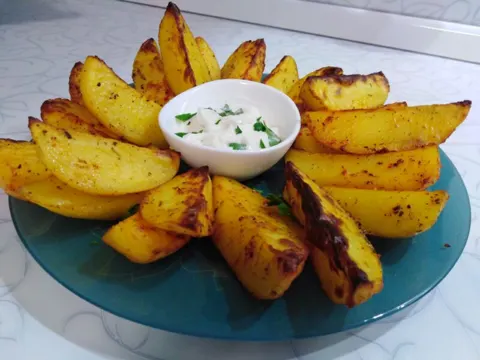 Картошка дольками, запеченная в духовке с корочкой. Рецепт с чесноком на противне