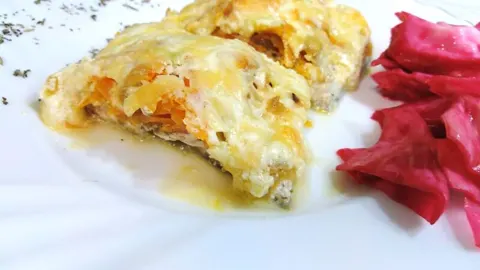 Горбуша в духовке с сыром и сметаной под овощной шубой. Очень сочный рецепт!