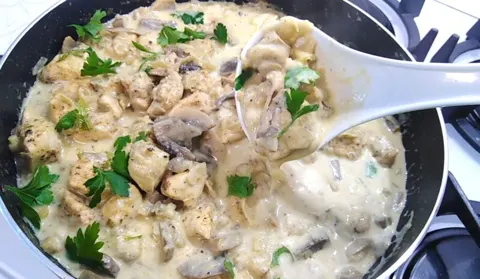 Курица с грибами в сметанном соусе: вкусный и быстрый рецепт на сковороде