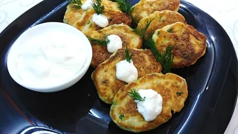 Рубленные оладьи из куриной грудки на кефире: вкусный рецепт