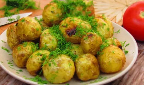 Молодая картошка в духовке — 9 рецептов вкусной запеченной картошки
