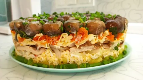 Бесподобно вкусный салат «Грибная поляна» — рецепт на Новый год 2024 с шампиньонами