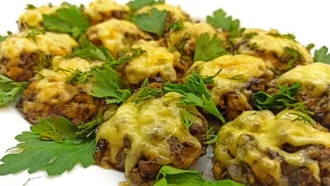 Фаршированные шампиньоны с сыром и курицей — рецепт в духовке
