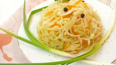 Квашеная капуста, хрустящая и сочная, очень простой способ в банке