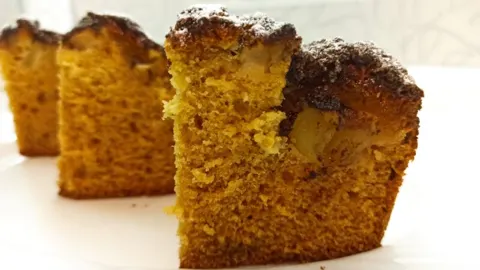 Яблочный пирог, который тает во рту: рецепт на молоке