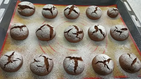 Шоколадное печенье с трещинками — простой рецепт с какао