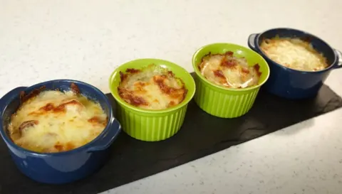 Жульен с курицей и грибами в духовке: 8 вкусных рецептов