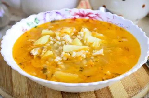Рассольник с перловкой и солеными огурцами: 7 классических рецептов