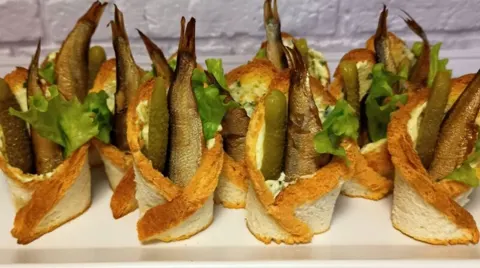 Бутерброды со шпротами на праздничный стол — 11 вкусных рецептов