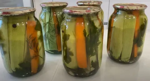 Маринованные кабачки на зиму в банках. Хрустящие рецепты «пальчики оближешь»